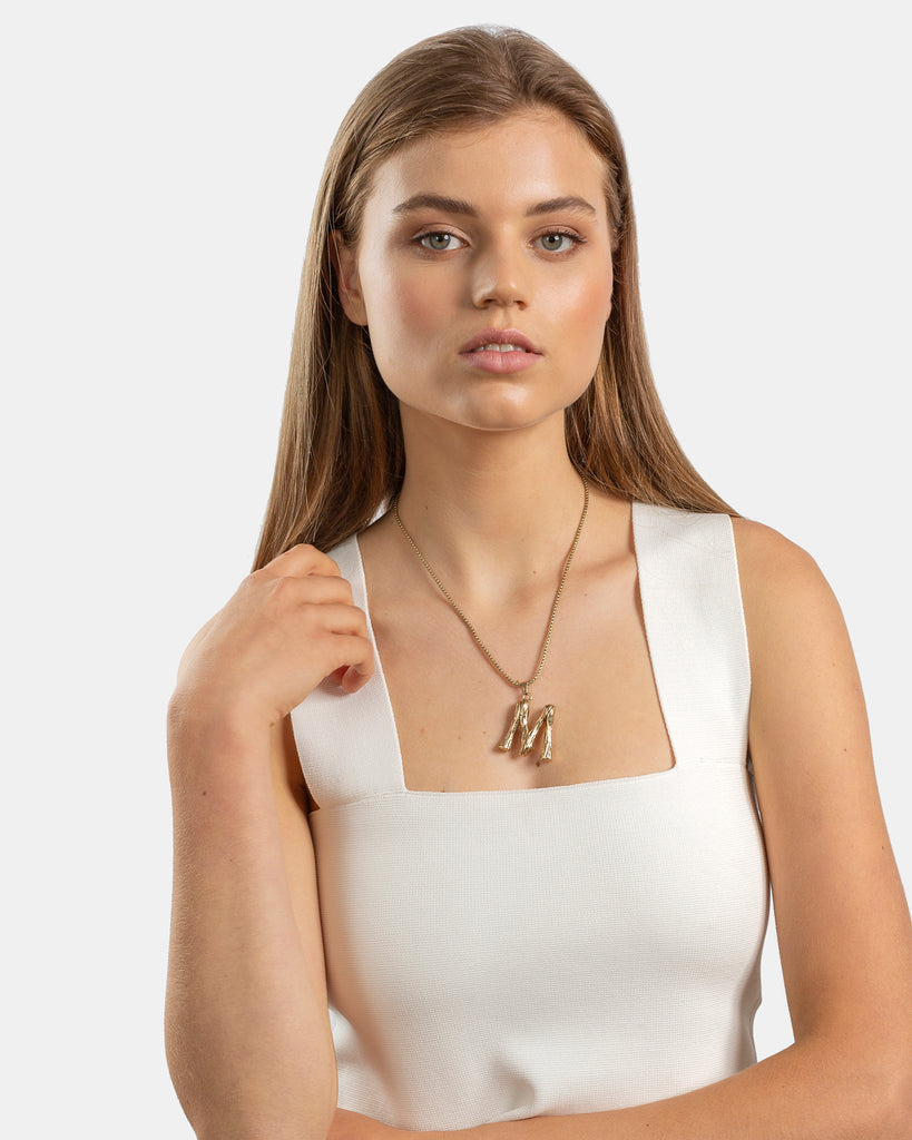 Kitte Bambu Initial M necklace gold on model