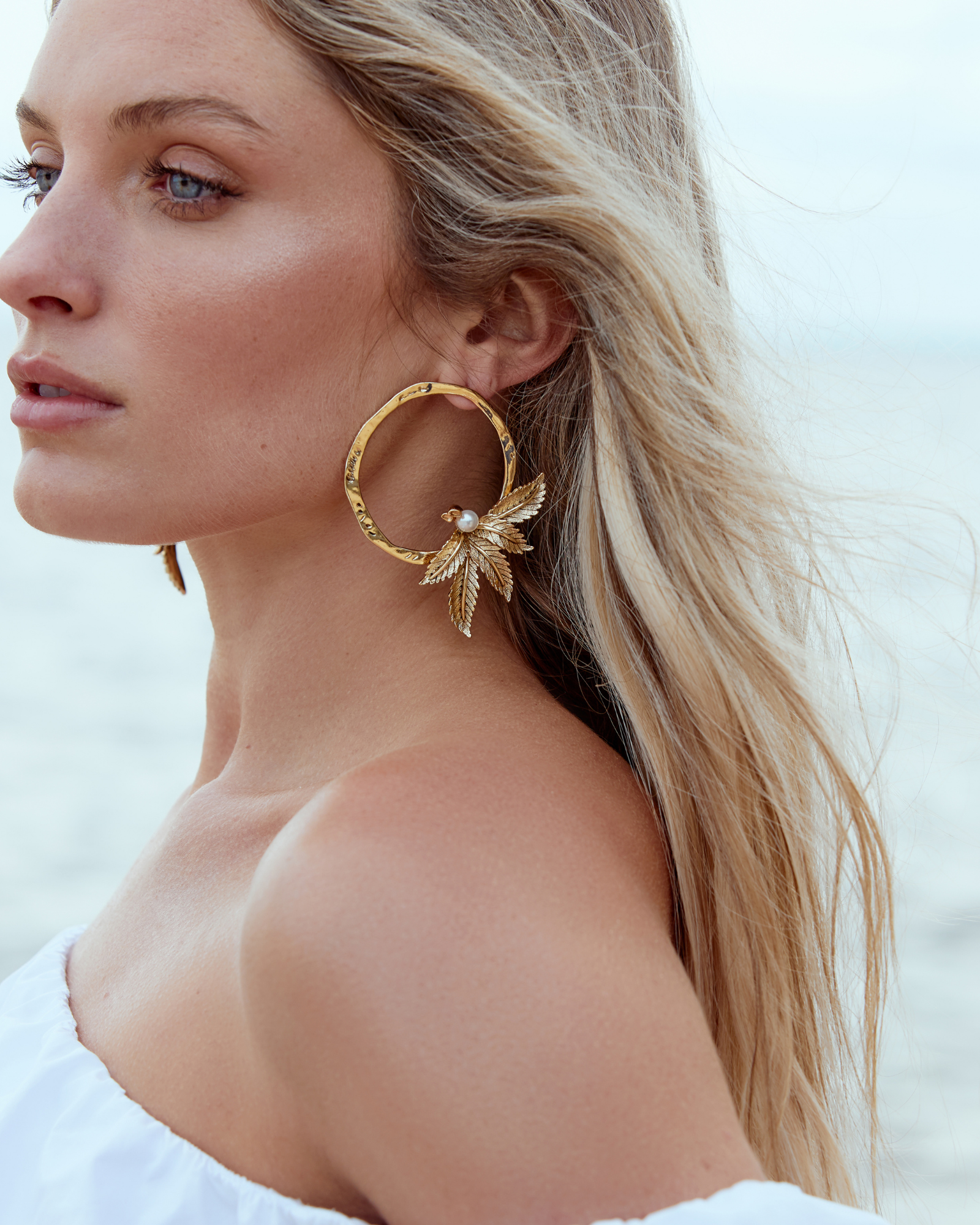 Kitte The Trapeze Earrings Gold worn by model