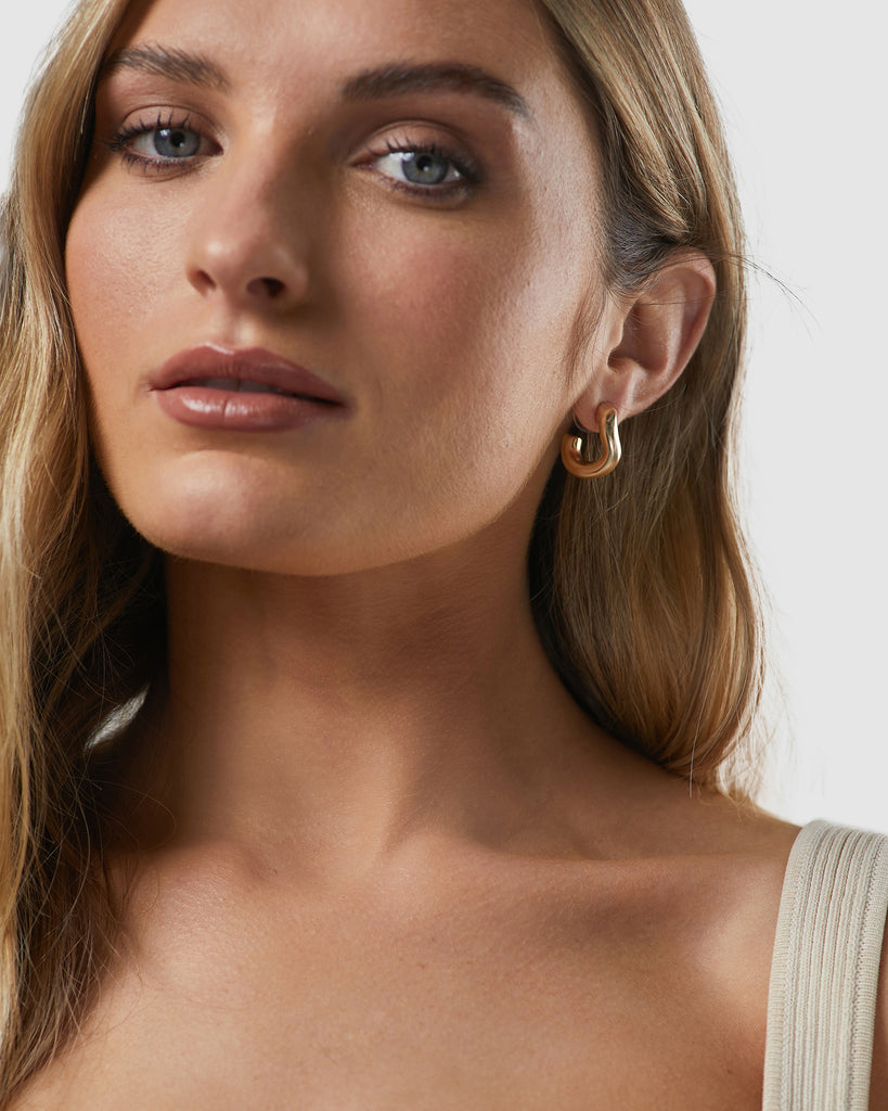 Kitte Fluid Earring Gold worn by model