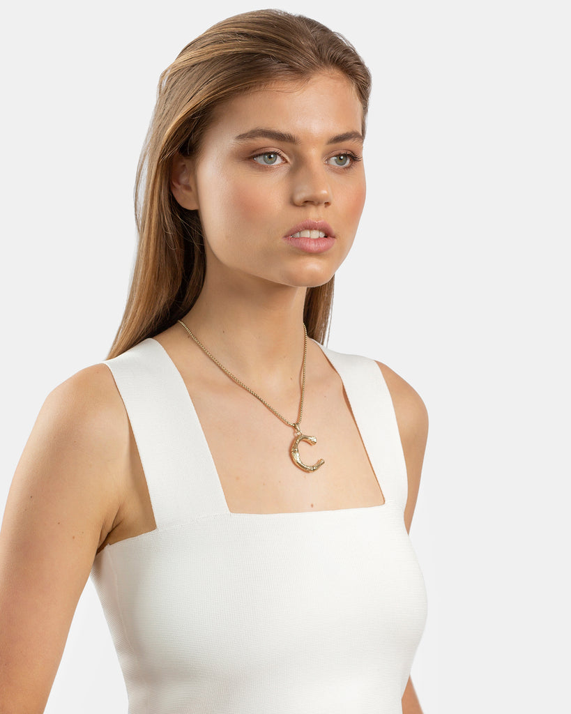 Kitte Bambu Initial C necklace gold on model