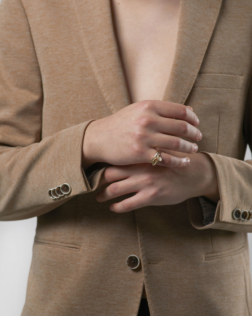 Kitte Bambu Ring Gold worn by model