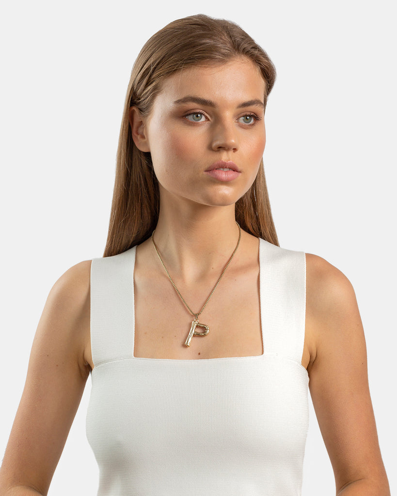 Kitte Bambu Initial P necklace gold on model