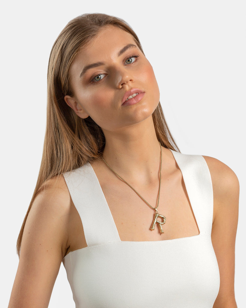 Kitte Bambu Initial R necklace gold on model