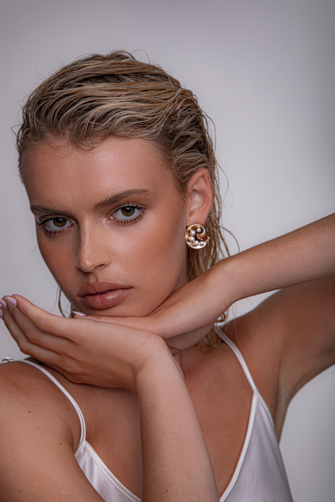 Kitte Paloma Earrings Gold worn by model