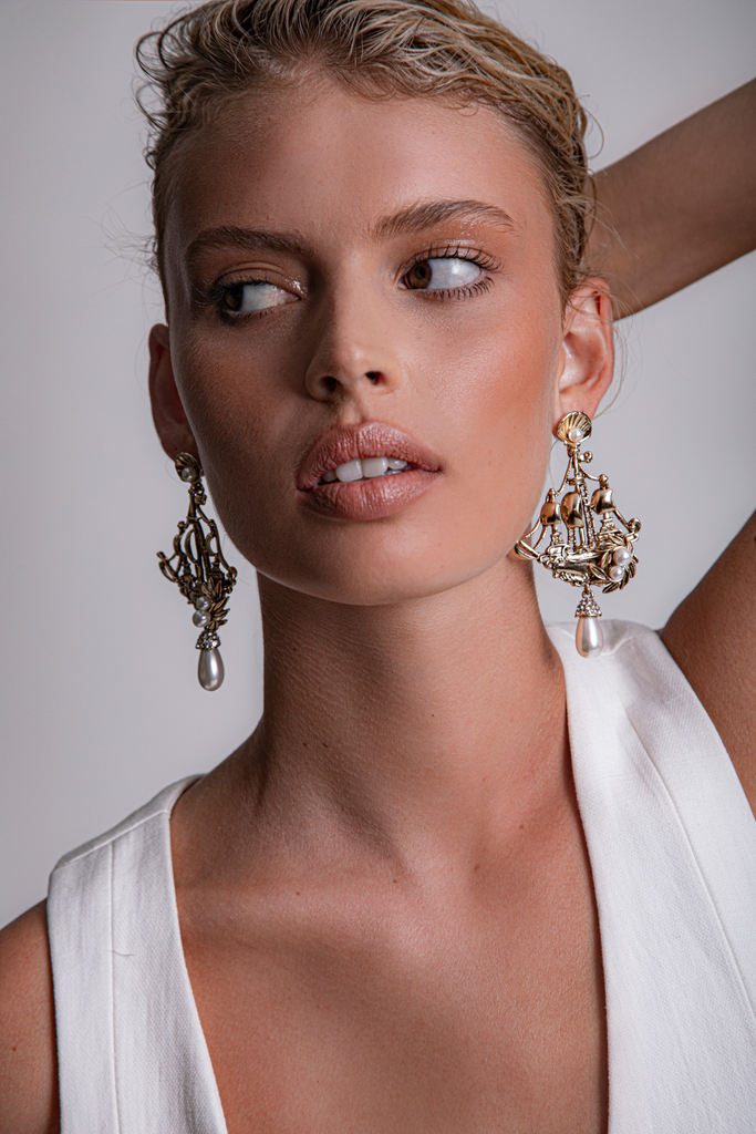 Kitte Bon Voyage earrings gold on model