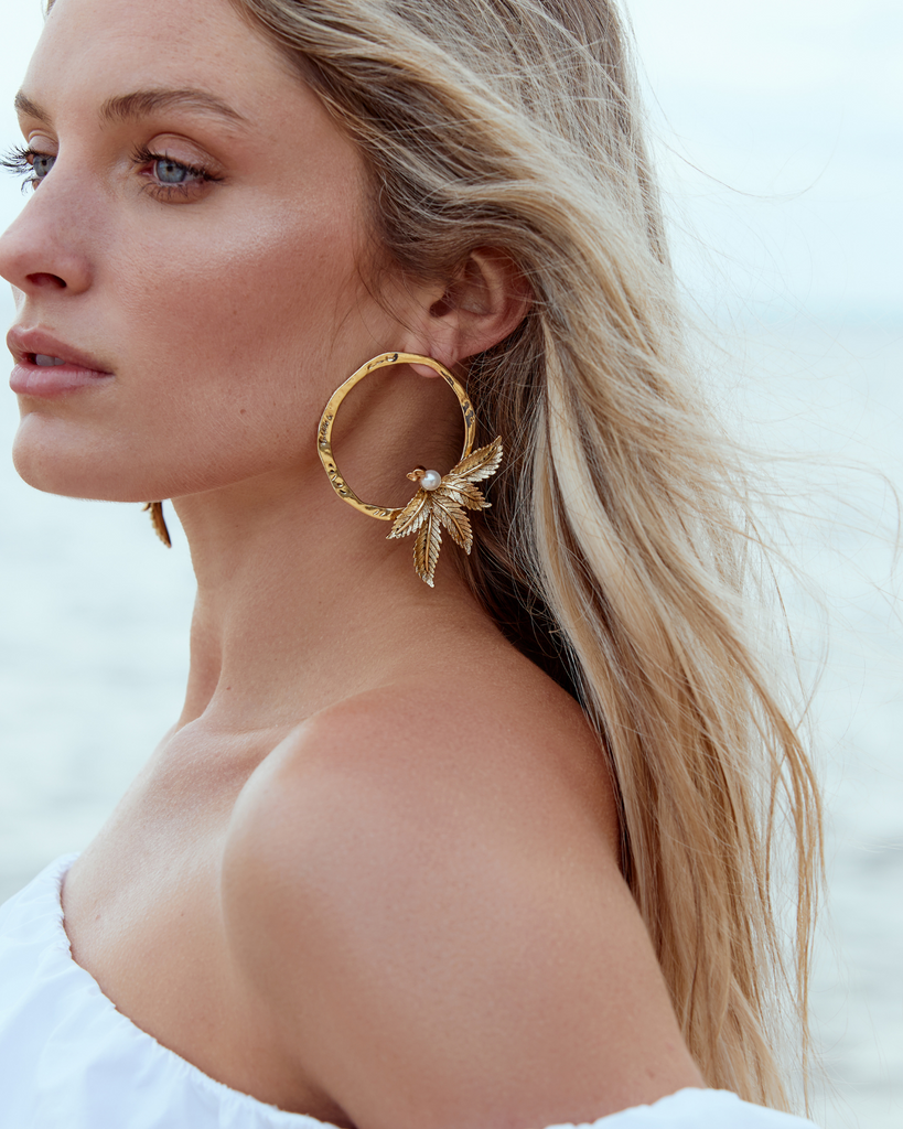 Kitte The Trapeze Earrings Gold worn by model