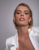 Kitte Bambu earrings silver on model