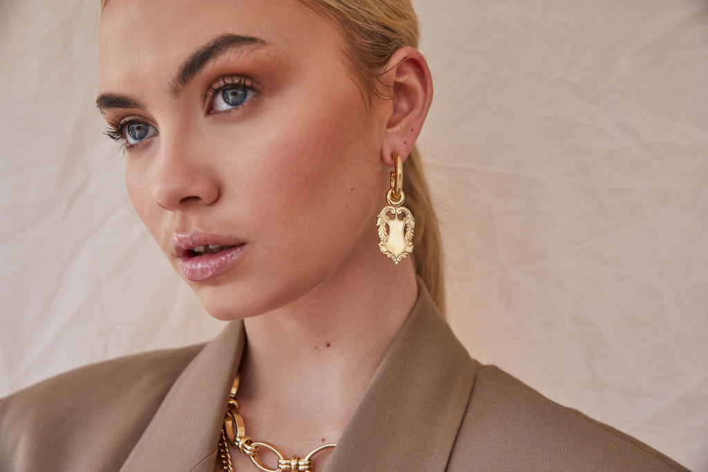 Kitte Amulet earrings gold on model