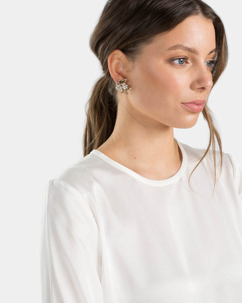 Kitte Ballroom earrings gold on model
